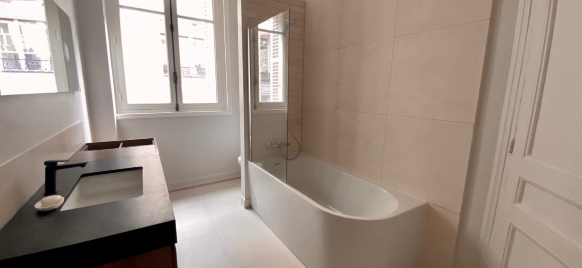 MEUBLÉ – 3 chambres – Paris 9ème – 126 m2 avec balcon filant –  Trudaine / Maubeuge – 2ème étage avec ascenseur –  Loyer charges comprises : 4.300 euros