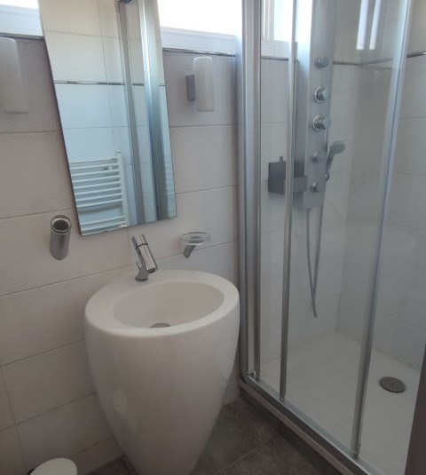 MEUBLÉ – Duplex 3 chambres de 90 m2 + Terrasse environ 26 m2 – Paris 15ème – Rue Théodore Deck – 5ème et dernier étage ascenseur – Loyer charges comprises : 3.246 €