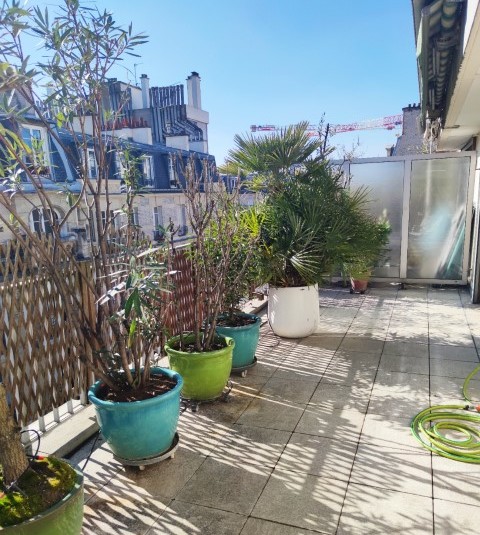 MEUBLÉ – Duplex 3 chambres de 90 m2 + Terrasse environ 26 m2 – Paris 15ème – Rue Théodore Deck – 5ème et dernier étage ascenseur – Loyer charges comprises : 3.246 €