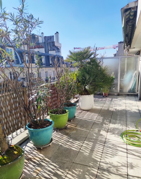 MEUBLÉ – Duplex 3 chambres de 90 m2 + Terrasse environ 26 m2 – Paris 15ème – Rue Théodore Deck – 5ème et dernier étage ascenseur – Loyer charges comprises : 3.246 €