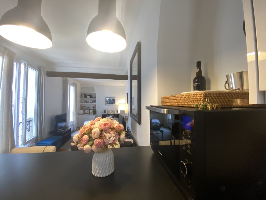 MEUBLÉ – 1 chambre – Paris 17ème – Rue Dulong – 41 m2 – 4ème étage sans ascenseur – Loyer charges comprises : 1.750 euros