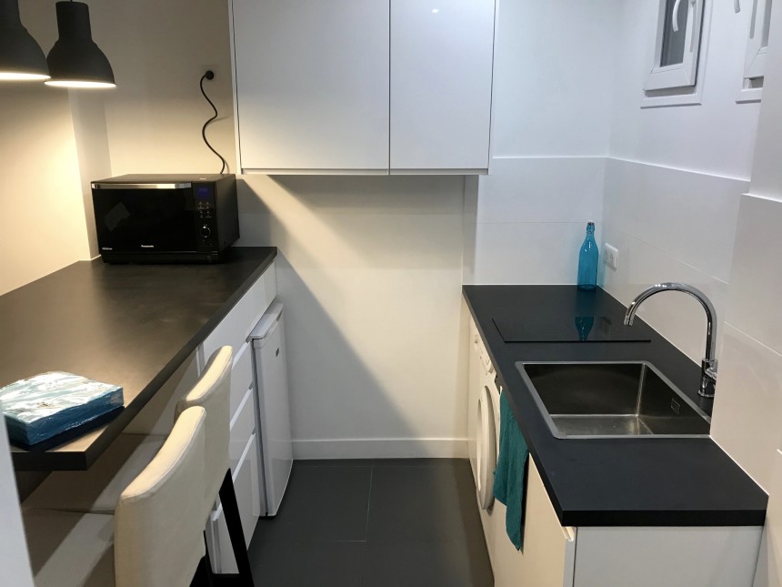 MEUBLÉ – 1 chambre – Paris 17ème – Rue Dulong – 41 m2 – 4ème étage sans ascenseur – Loyer charges comprises : 1.750 euros