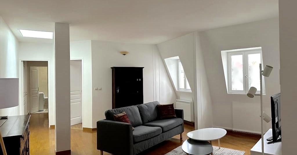 MEUBLÉ – 2 chambres – 62 m2 – PARIS 18 – Mairie 18e – Jules Joffrin – 7ème et dernier étage avec ascenseur  – Loyer charges comprises : 1.980 €