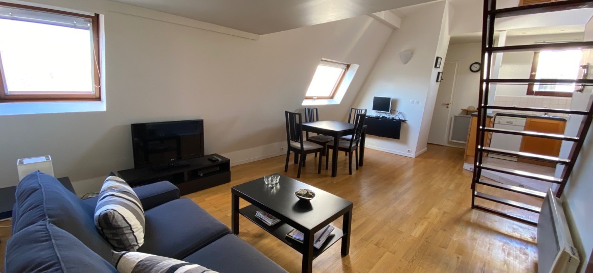 MEUBLÉ – Grand studio / 2 pièces – 31 m2 et 47 m2 au sol – Paris 17ème – Batignolles Rue Lemercier – Village Batignolles – 6ème et dernier étage avec ascenseur – Loyer charges comprises : 1.300 €