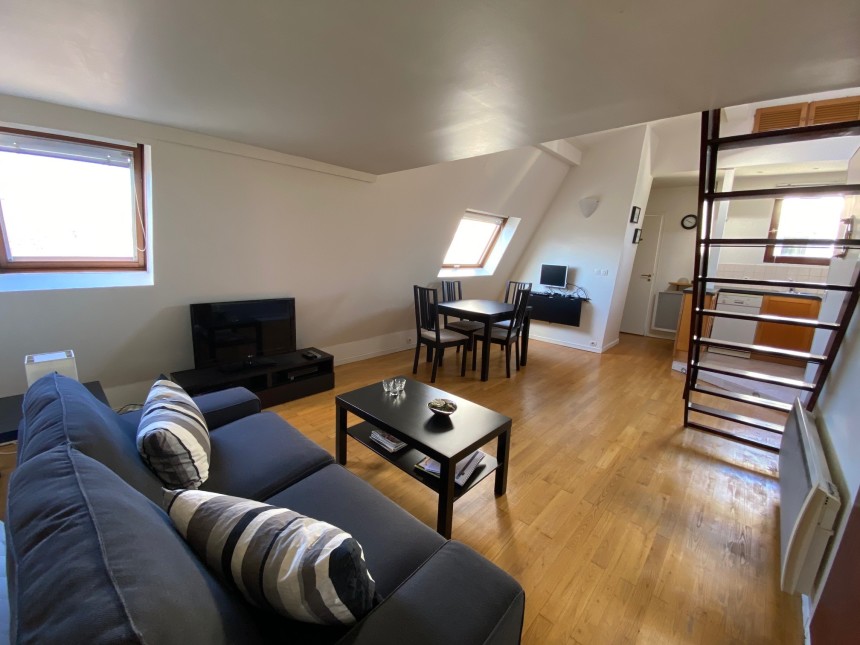 MEUBLÉ – Grand studio / 2 pièces – 31 m2 et 47 m2 au sol – Paris 17ème – Batignolles Rue Lemercier – Village Batignolles – 6ème et dernier étage avec ascenseur – Loyer charges comprises : 1.300 €