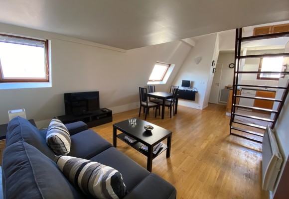 MEUBLÉ – Grand studio / 2 pièces – 31 m2 et 47 m2 au sol – Paris 17ème – Batignolles Rue Lemercier – Village Batignolles – 6ème et dernier étage avec ascenseur – Loyer charges comprises : 1.300 €