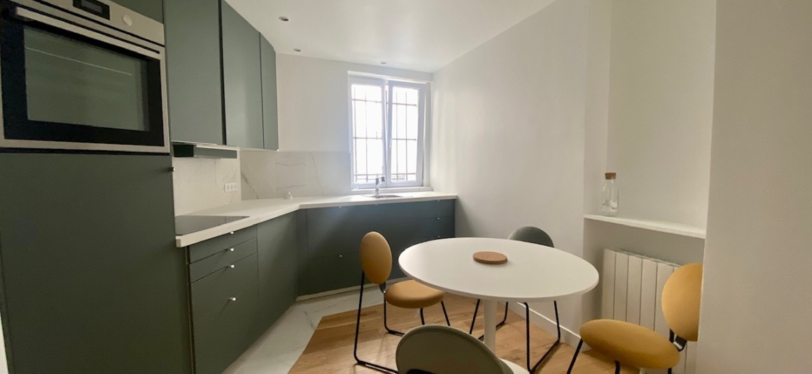 MEUBLÉ – 1 chambre – 43 m2 – Rue Vaugirard – Paris 6ème – 1er étage ascenseur – Loyer charges comprises : 1.800 euros