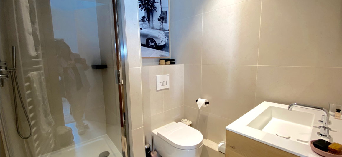 MEUBLÉ – 1 chambre – 34 m2 au sol – Paris 7ème – Rue de Grenelle – Quartier Beaupassage / Raspail – 3ème étage avec ascenseur – Loyer charges comprises : 1.750 euros (possibilité de parking en sous-sol en supplément)