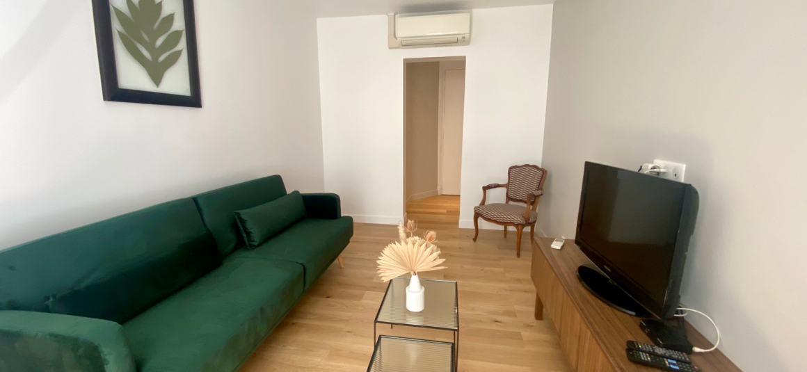 MEUBLÉ – 1 chambre – 43 m2 – Rue Vaugirard – Paris 6ème – 1er étage ascenseur – Loyer charges comprises : 1.800 euros