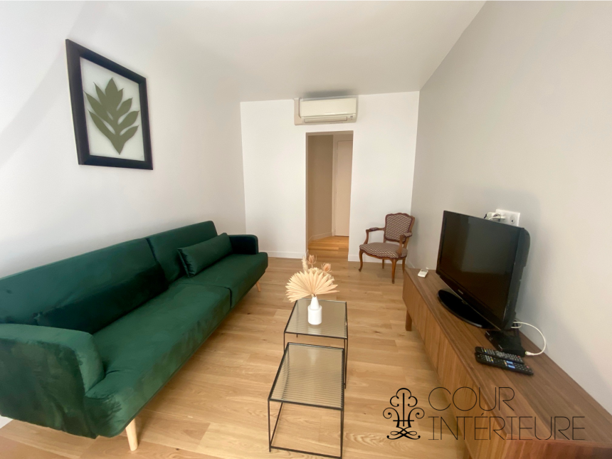 MEUBLÉ – 1 chambre – 43 m2 – Rue Vaugirard – Paris 6ème – 1er étage ascenseur – Loyer charges comprises : 1.800 euros