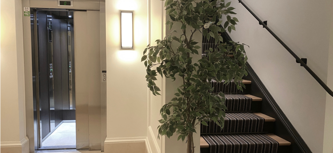 MEUBLÉ – 1 chambre – 34 m2 au sol – Paris 7ème – Rue de Grenelle – Quartier Beaupassage / Raspail – 3ème étage avec ascenseur – Loyer charges comprises : 1.750 euros (possibilité de parking en sous-sol en supplément)