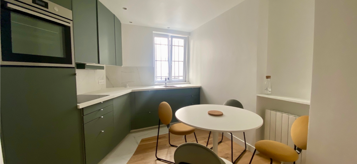 MEUBLÉ – 1 chambre – 43 m2 – Rue Vaugirard – Paris 6ème – 1er étage ascenseur – Loyer charges comprises : 1.800 euros