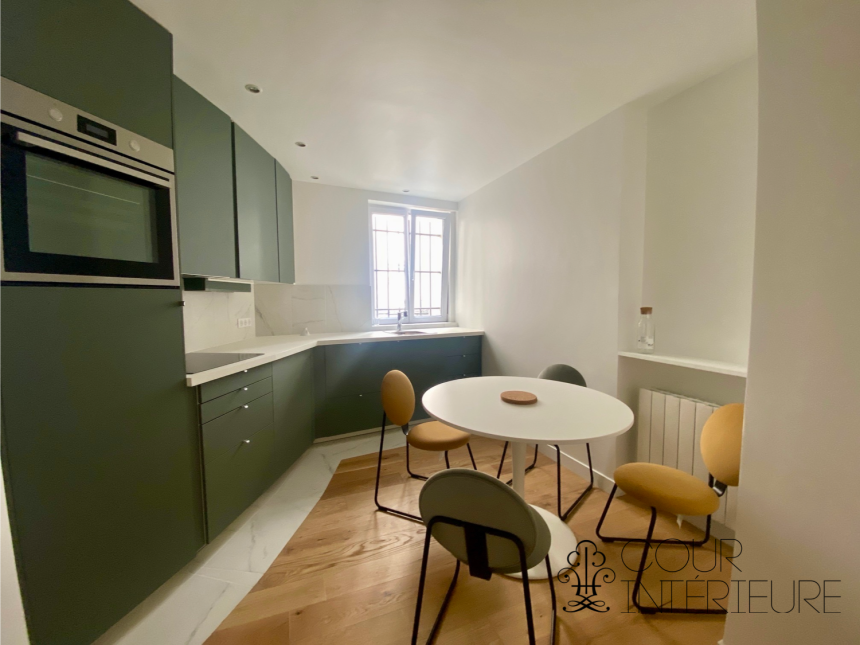 MEUBLÉ – 1 chambre – 43 m2 – Rue Vaugirard – Paris 6ème – 1er étage ascenseur – Loyer charges comprises : 1.800 euros