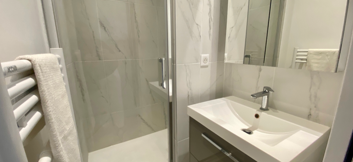 MEUBLÉ – 1 chambre – 43 m2 – Rue Vaugirard – Paris 6ème – 1er étage ascenseur – Loyer charges comprises : 1.800 euros