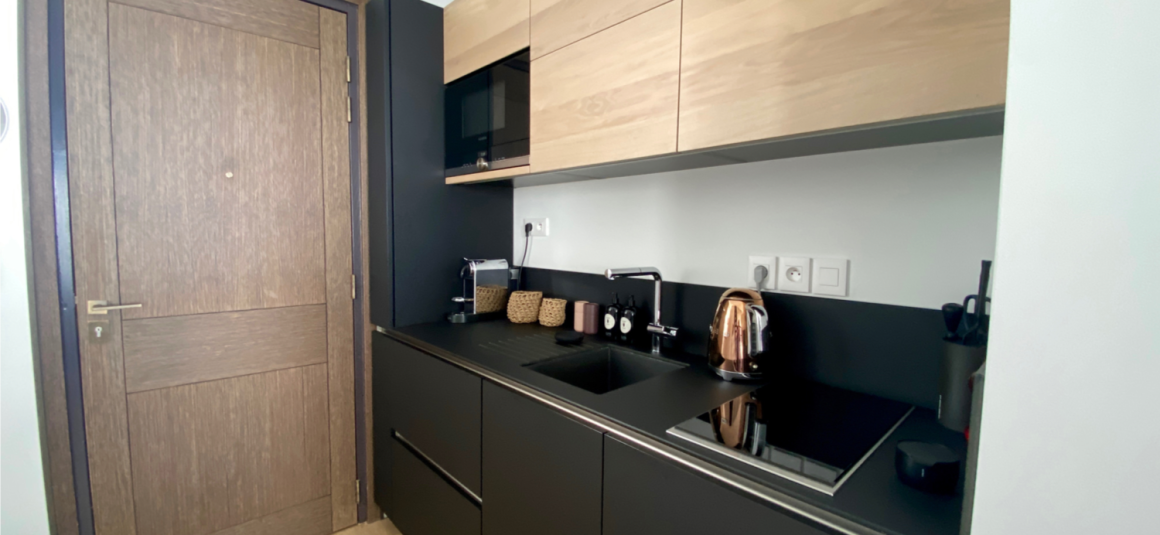 MEUBLÉ – 1 chambre – 34 m2 au sol – Paris 7ème – Rue de Grenelle – Quartier Beaupassage / Raspail – 3ème étage avec ascenseur – Loyer charges comprises : 1.750 euros (possibilité de parking en sous-sol en supplément)