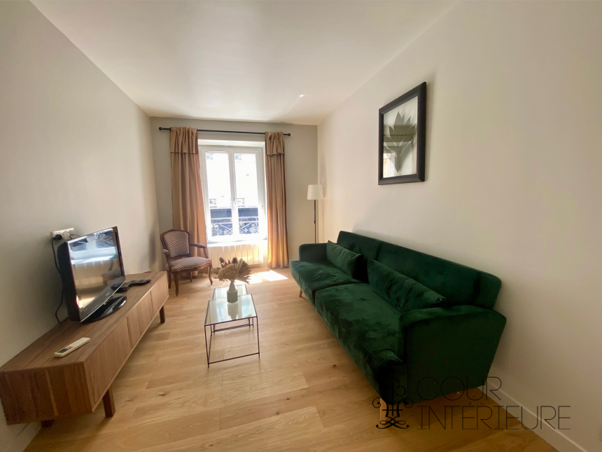 MEUBLÉ – 1 chambre – 43 m2 – Rue Vaugirard – Paris 6ème – 1er étage ascenseur – Loyer charges comprises : 1.800 euros