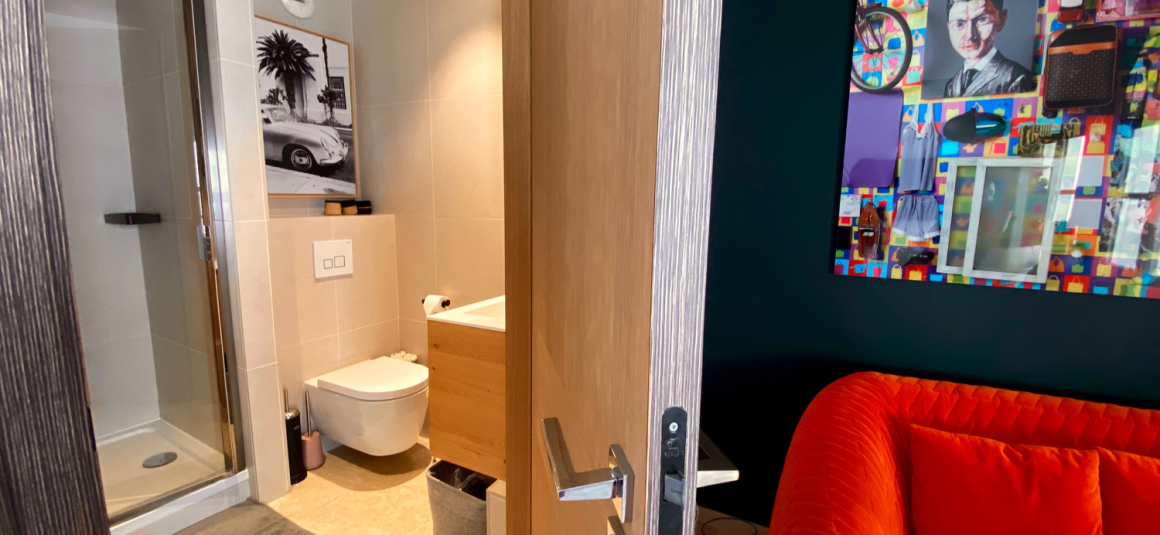 MEUBLÉ – 1 chambre – 34 m2 au sol – Paris 7ème – Rue de Grenelle – Quartier Beaupassage / Raspail – 3ème étage avec ascenseur – Loyer charges comprises : 1.750 euros (possibilité de parking en sous-sol en supplément)