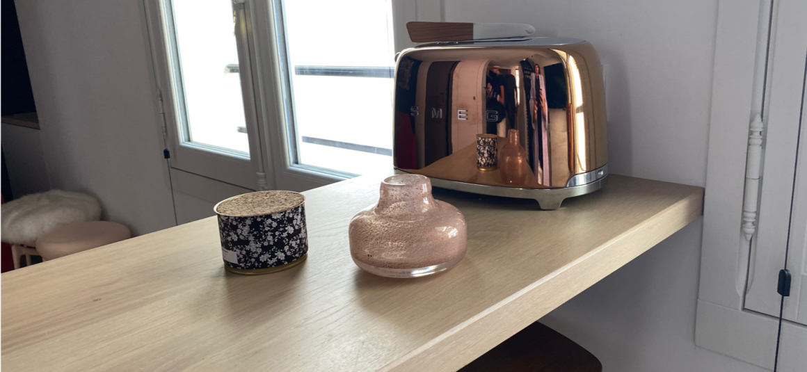 MEUBLÉ – 1 chambre – 34 m2 au sol – Paris 7ème – Rue de Grenelle – Quartier Beaupassage / Raspail – 3ème étage avec ascenseur – Loyer charges comprises : 1.750 euros (possibilité de parking en sous-sol en supplément)