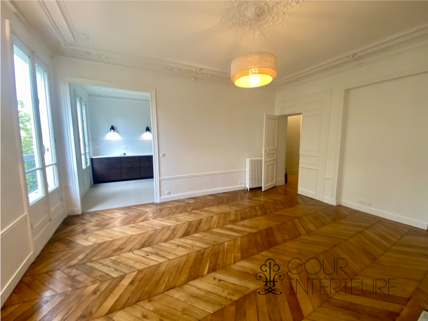 VIDE – Exceptionnel Haut Standing  – 2 chambres – Place Saint Michel – PARIS 6ème – 92 m2 – Balcon filant – 4ème étage avec ascenseur – Loyer charges comprises : 3.700 euros