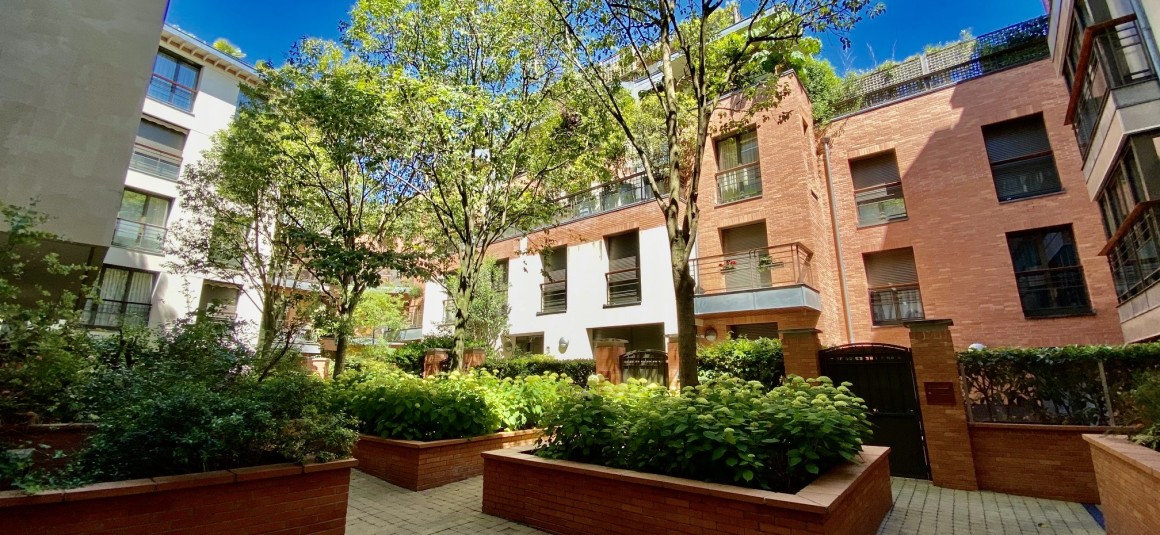 MEUBLÉ – 1 Chambre + 1 bureau ou chambre d’amis – Paris 6ème – Rue Vaugirard – 77 m2 – Rez de jardin avec terrasse – Loyer charges comprises : 2.850 € (chauff. collectif) (possibilité de parking en sus dans l’immeuble)