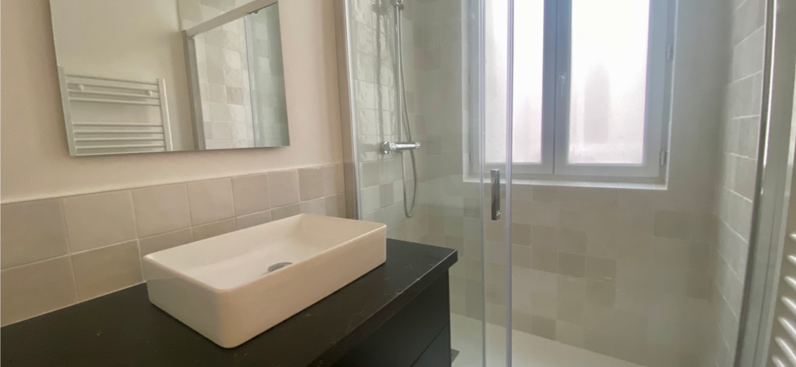 VIDE – Exceptionnel Haut Standing  – 2 chambres – Place Saint Michel – PARIS 6ème – 92 m2 – Balcon filant – 4ème étage avec ascenseur – Loyer charges comprises : 3.700 euros