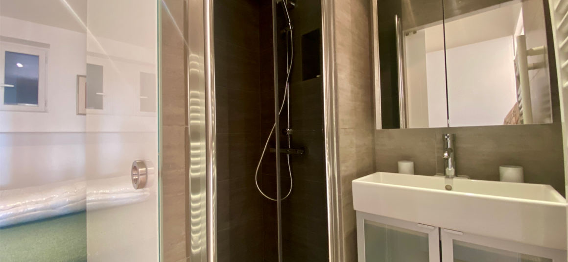 MEUBLÉ – 2 pièces – 39 m2 – Paris 16ème – PASSY – Rue Raynouard – 5ème étage ascenseur – Loyer charges comprises : 1.800 euros (chauffage et eau chaude collectifs)al