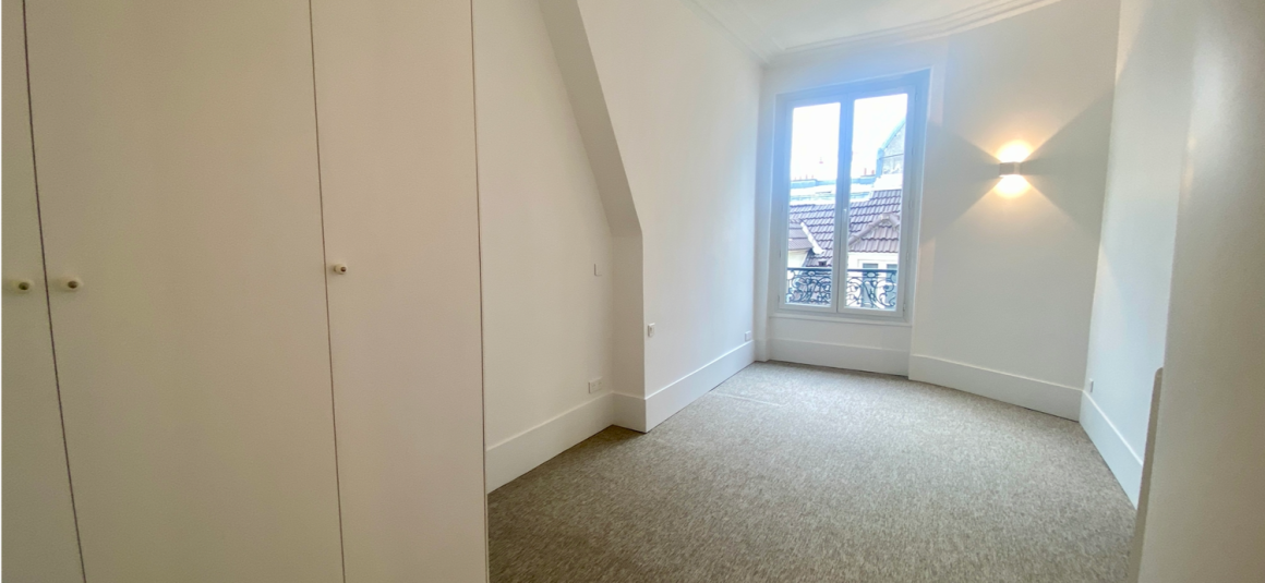 VIDE – Exceptionnel Haut Standing  – 2 chambres – Place Saint Michel – PARIS 6ème – 92 m2 – Balcon filant – 4ème étage avec ascenseur – Loyer charges comprises : 3.700 euros