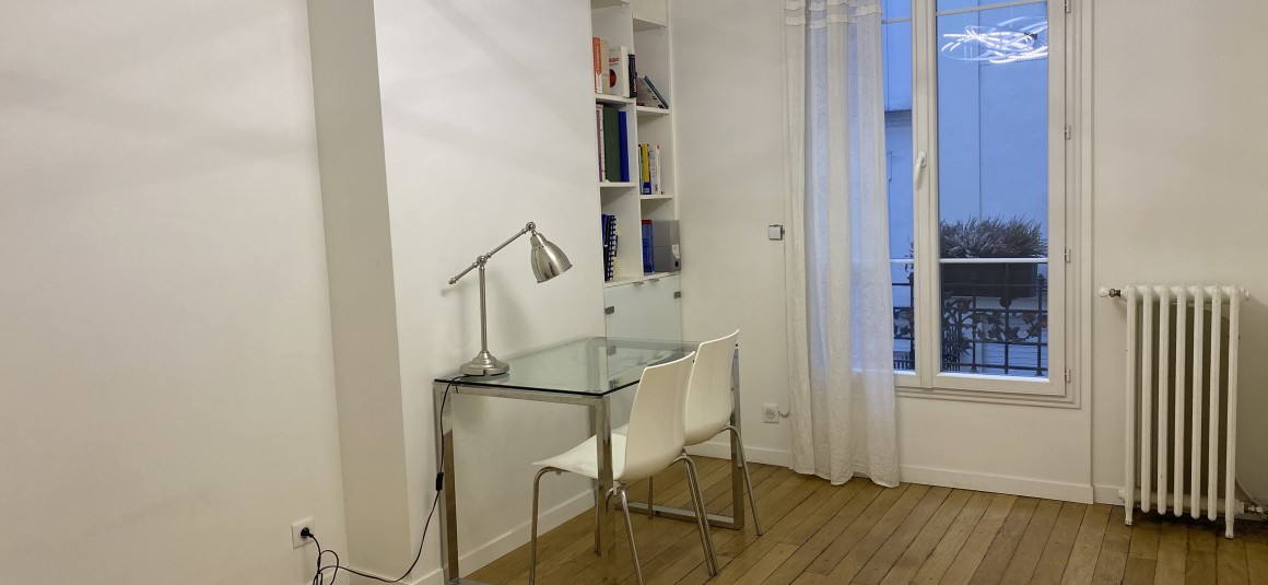 MEUBLÉ – 2 chambres – Paris 17ème – 85 m2 – rue des Batignolles – 1er étage  – Loyer charges comprises : 3.000 €