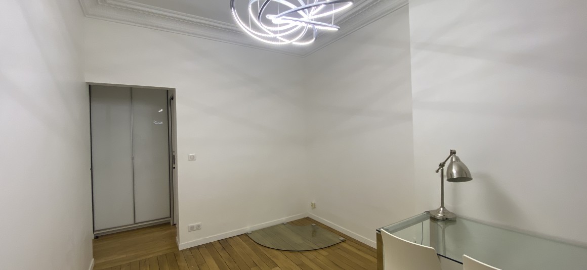 MEUBLÉ – 2 chambres – Paris 17ème – 85 m2 – rue des Batignolles – 1er étage  – Loyer charges comprises : 3.000 €