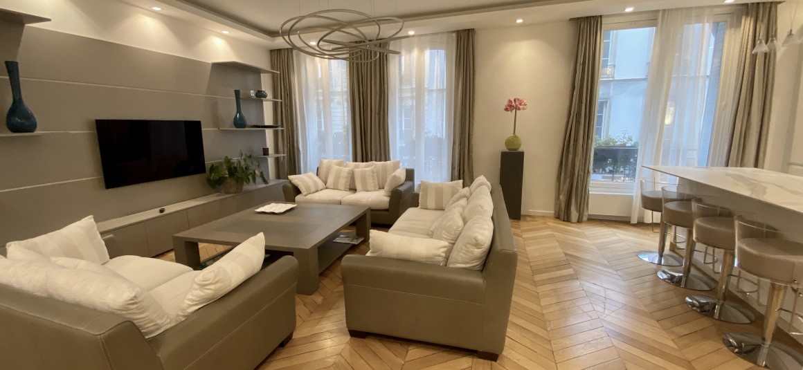 MEUBLÉ – 2 chambres – Paris 17ème – 85 m2 – rue des Batignolles – 1er étage  – Loyer charges comprises : 3.000 €