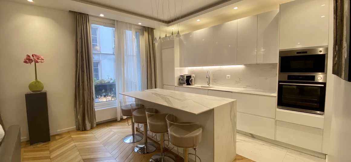 MEUBLÉ – 2 chambres – Paris 17ème – 85 m2 – rue des Batignolles – 1er étage  – Loyer charges comprises : 3.000 €