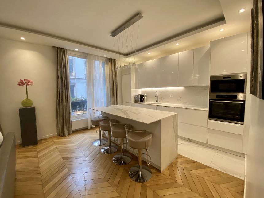 MEUBLÉ – 2 chambres – Paris 17ème – 85 m2 – rue des Batignolles – 1er étage  – Loyer charges comprises : 3.000 €