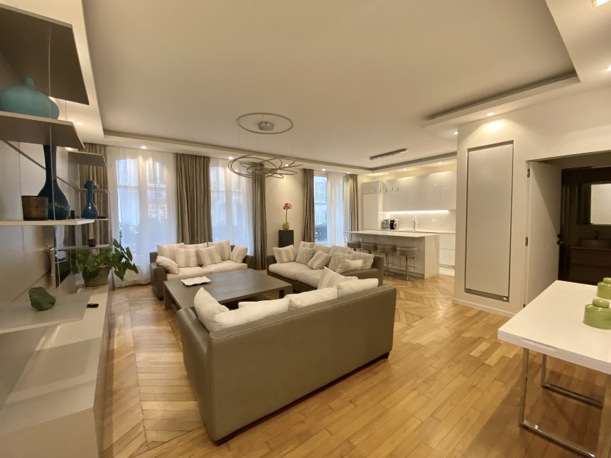 MEUBLÉ – 2 chambres – Paris 17ème – 85 m2 – rue des Batignolles – 1er étage  – Loyer charges comprises : 3.000 €