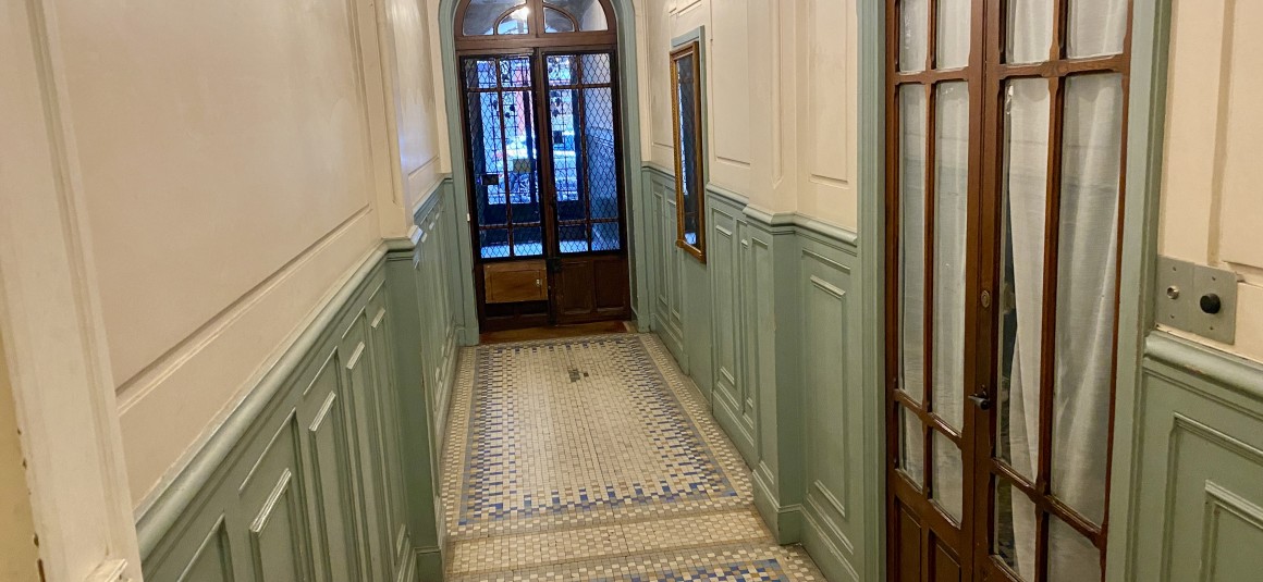 MEUBLÉ – 2 chambres – Paris 17ème – 85 m2 – rue des Batignolles – 1er étage  – Loyer charges comprises : 3.000 €