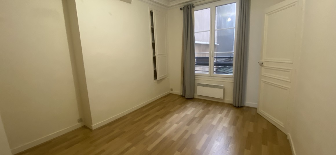 VIDE – 2 chambres – 85 m2 – Paris 9ème – Square Montholon – 3ème  étage avec ascenseur – Loyer charges comprises : 2.441 euros