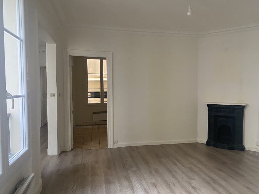 VIDE – 2 chambres – 85 m2 – Paris 9ème – Square Montholon – 3ème  étage avec ascenseur – Loyer charges comprises : 2.441 euros