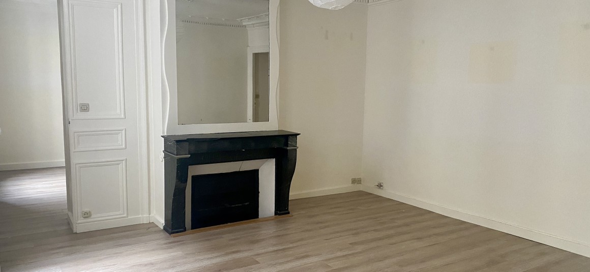 VIDE – 2 chambres – 85 m2 – Paris 9ème – Square Montholon – 3ème  étage avec ascenseur – Loyer charges comprises : 2.441 euros