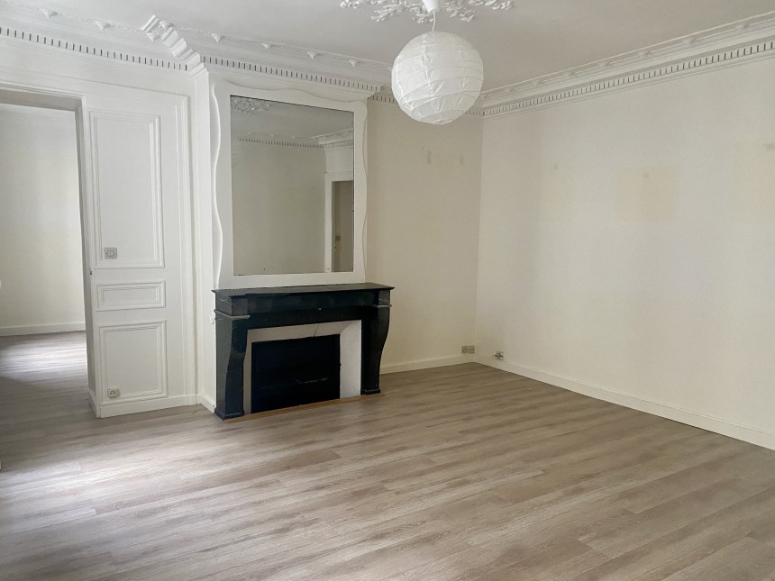 VIDE – 2 chambres – 85 m2 – Paris 9ème – Square Montholon – 3ème  étage avec ascenseur – Loyer charges comprises : 2.441 euros