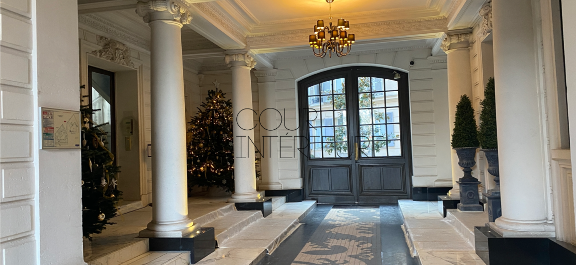 MEUBLÉ – 3 chambres (2 chambres + 1 bureau / chambre d’amis) – 77 m2 – Avenue Foch / Bld Flandrin / Porte Dauphine –  Paris 16ème – 1er étage ascenseur –  Loyer charges comprises : 3.100 €