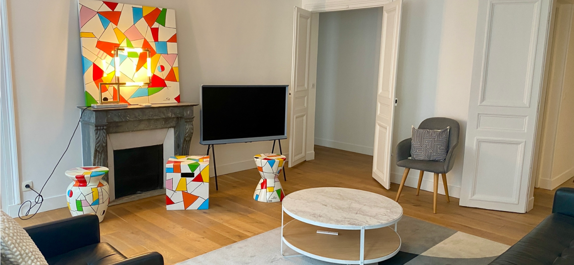 MEUBLÉ – 2 chambres – 104 m2 – Paris 8ème – Rue Jean Mermoz – 3ème étage ascenseur –  Loyer charges comprises : 4.150 euros