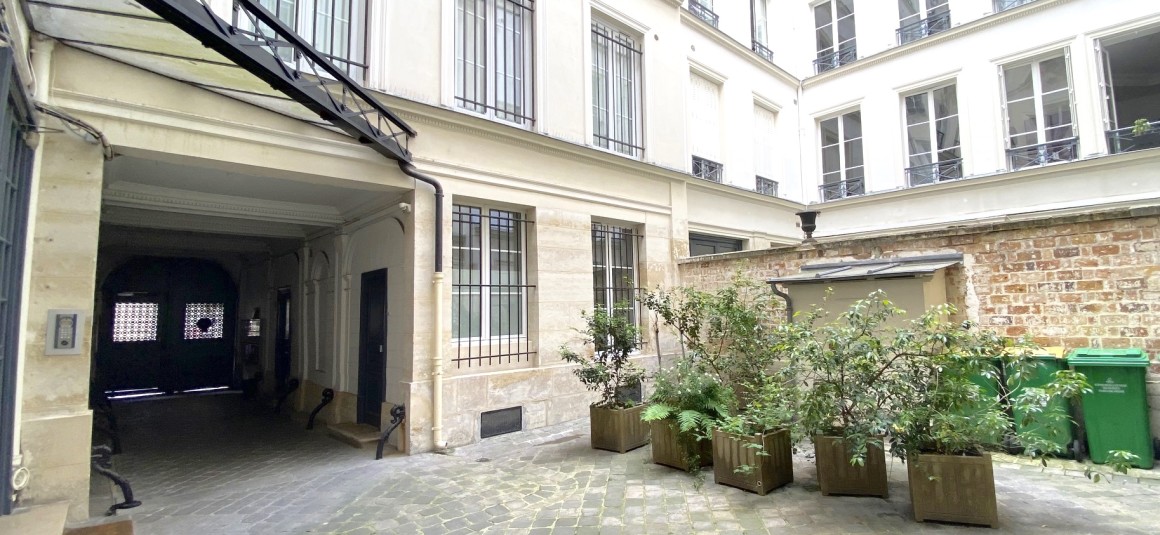VIDE – 2 chambres – 85 m2 – Paris 9ème – Square Montholon – 3ème  étage avec ascenseur – Loyer charges comprises : 2.441 euros