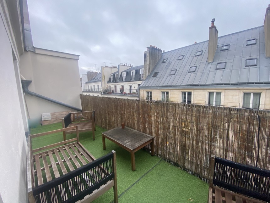 VIDE – 1 chambre – 39 m2 + Terrasse plein ciel de 15 m2 – Paris 9ème – Square Montholon – 5ème étage avec ascenseur + Terrasse de 15 m2 – 5ème étage avec ascenseur – Loyer charges comprises : 1.440 euros