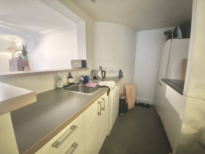 VIDE – 1 chambre – 39 m2 + Terrasse plein ciel de 15 m2 – Paris 9ème – Square Montholon – 5ème étage avec ascenseur + Terrasse de 15 m2 – 5ème étage avec ascenseur – Loyer charges comprises : 1.440 euros