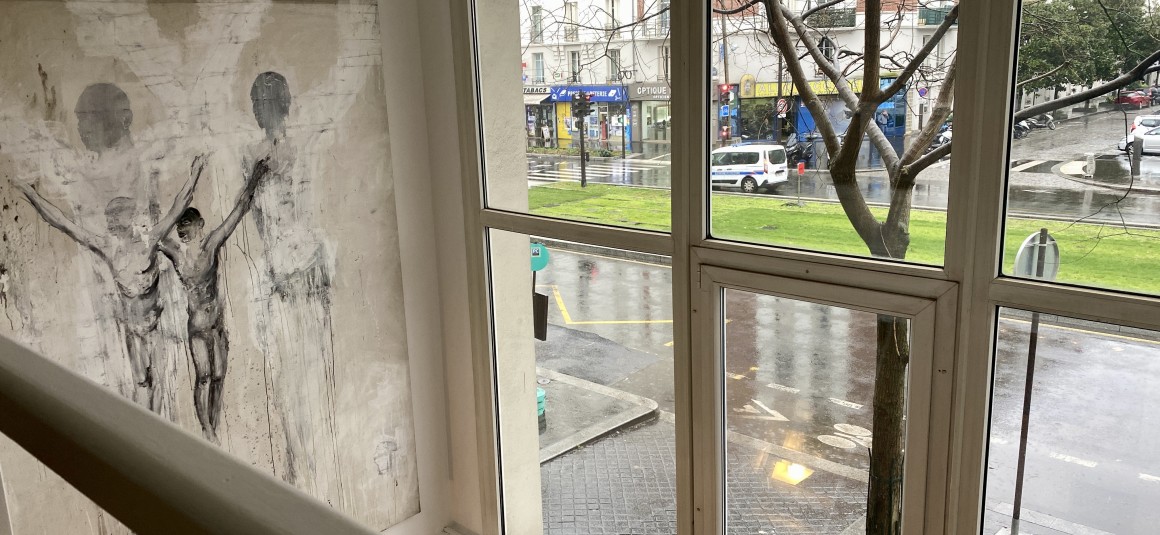 MEUBLÉ – 1 chambre + 1 bureau en mezzanine – 52 m2 – Atelier d’artiste en rez-de-chaussée surélevé – Loyer charges comprises : 1.950 euros