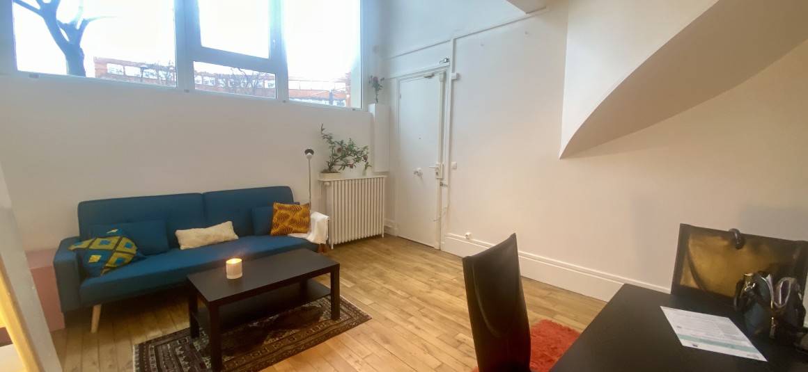 MEUBLÉ – 1 chambre + 1 bureau en mezzanine – 52 m2 – Atelier d’artiste en rez-de-chaussée surélevé – Loyer charges comprises : 1.950 euros