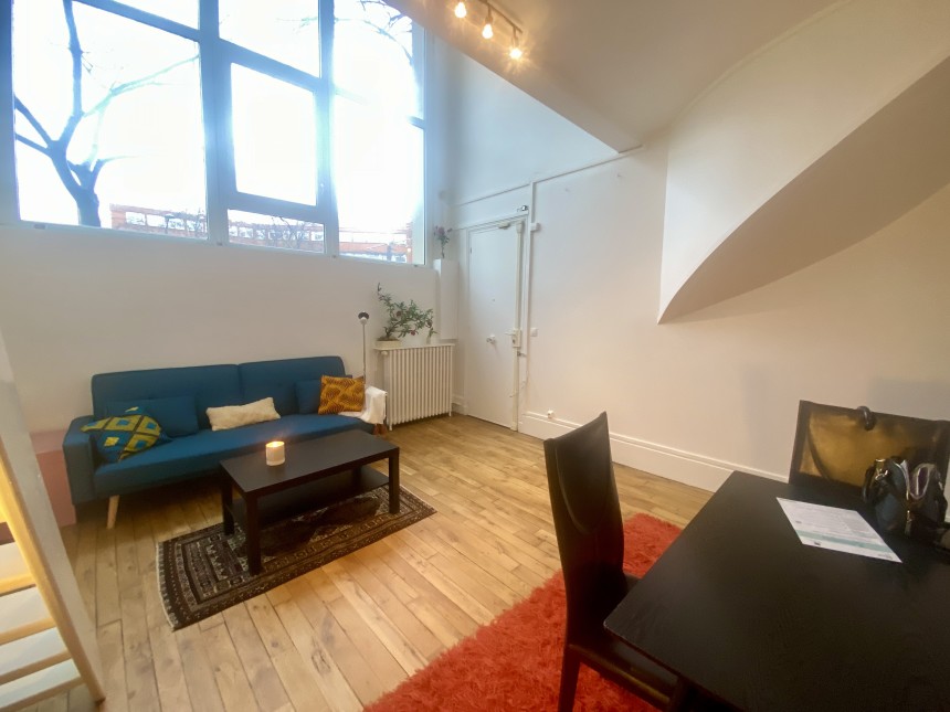 MEUBLÉ – 1 chambre + 1 bureau en mezzanine – 52 m2 – Atelier d’artiste en rez-de-chaussée surélevé – Loyer charges comprises : 1.950 euros