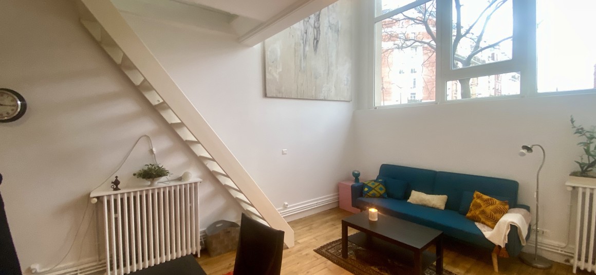 MEUBLÉ – 1 chambre + 1 bureau en mezzanine – 52 m2 – Atelier d’artiste en rez-de-chaussée surélevé – Loyer charges comprises : 1.950 euros