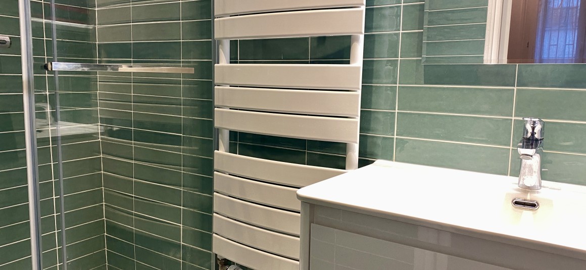 MEUBLÉ – 1 chambre + 1 bureau en mezzanine – 52 m2 – Atelier d’artiste en rez-de-chaussée surélevé – Loyer charges comprises : 1.950 euros