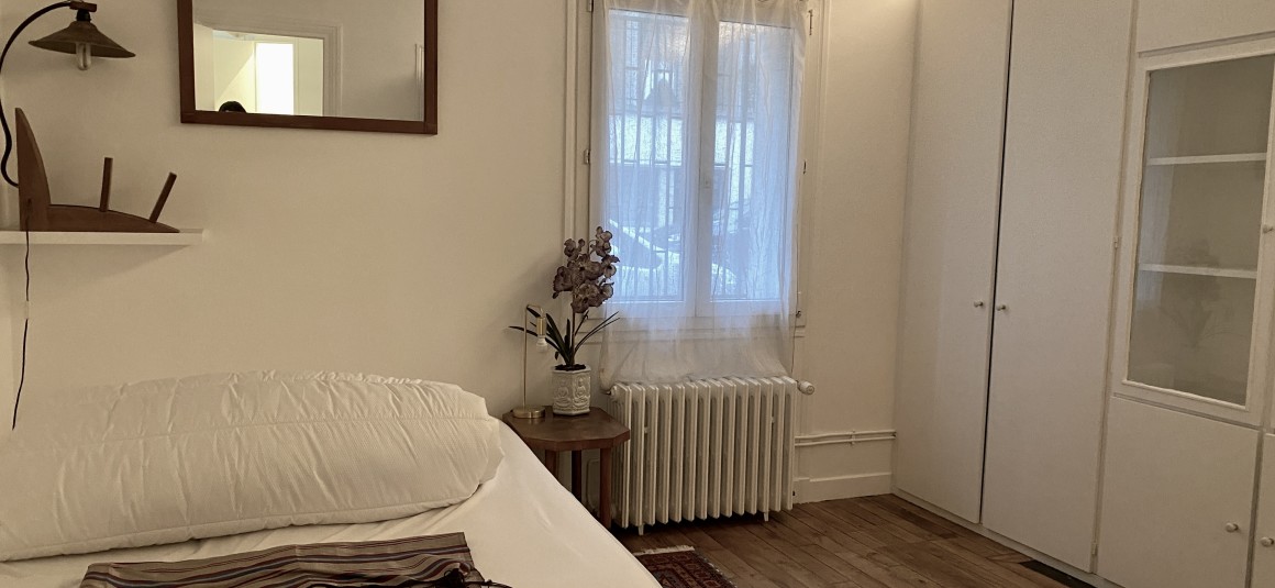 MEUBLÉ – 1 chambre + 1 bureau en mezzanine – 52 m2 – Atelier d’artiste en rez-de-chaussée surélevé – Loyer charges comprises : 1.950 euros