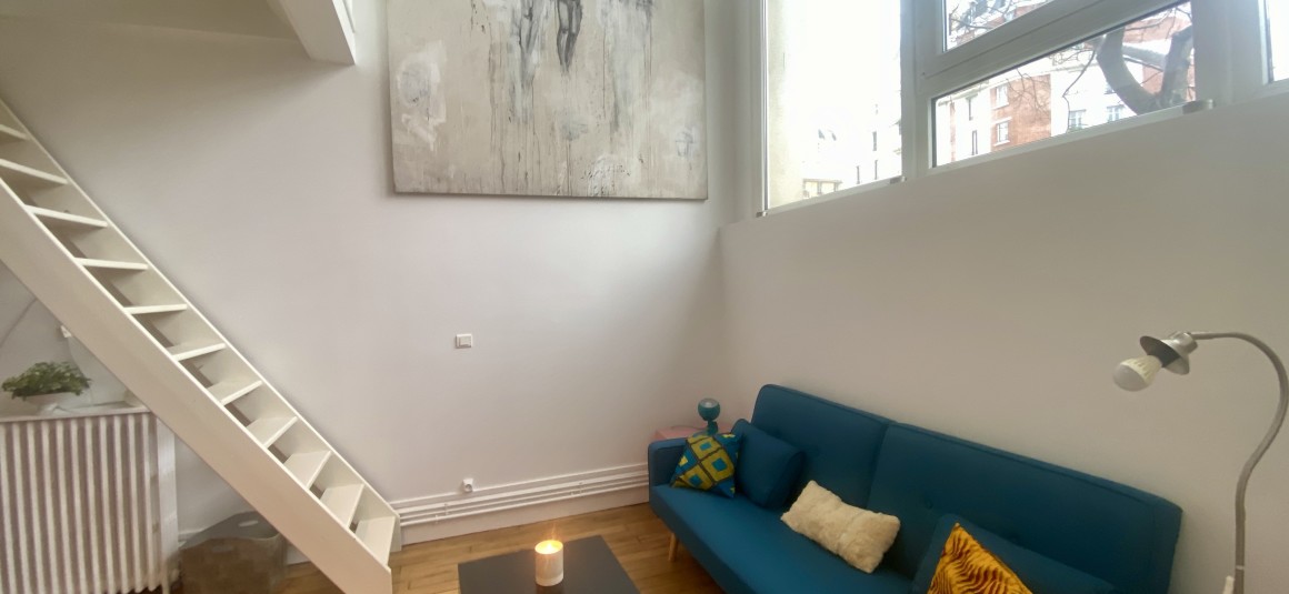 MEUBLÉ – 1 chambre + 1 bureau en mezzanine – 52 m2 – Atelier d’artiste en rez-de-chaussée surélevé – Loyer charges comprises : 1.950 euros